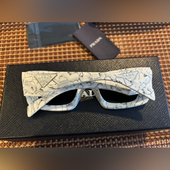 Prada PR 13ZS Sunglasses, New in box! Authentic! - Picture 5 of 10
